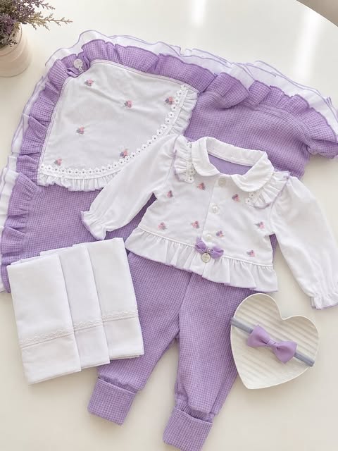 Enxoval lilás com detalhes delicados da Tai Tietz